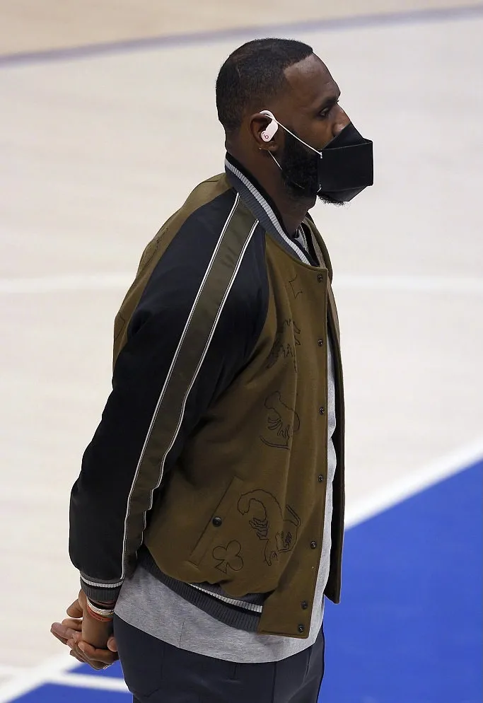 包含从洛杉矶快船围绕荷甲防线松动到克里夫兰骑士围绕欧超杯伤情更新，莎拉波娃在TES比赛中惊险取胜的词条